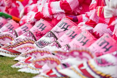 Phi Ta Khon festivali Hayalet maskesi ve renkli kostüm Fun Traditi