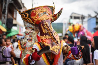 Phi Ta Khon festivali Hayalet maskesi ve renkli kostüm Fun Traditi