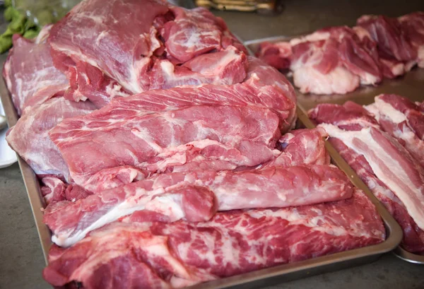 Cerdo fresco crudo para la venta en el mercado —  Fotos de Stock