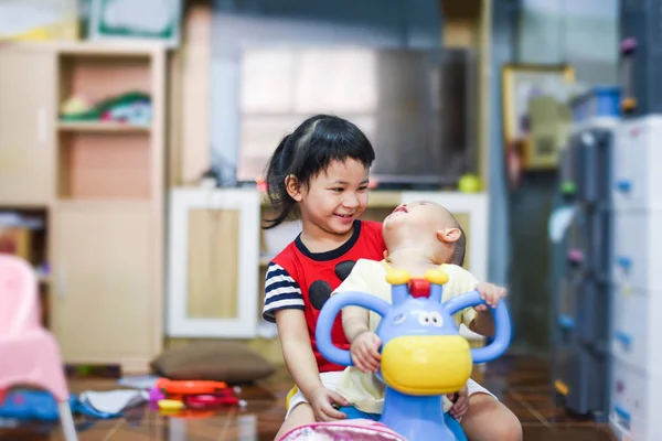 Happy Childhood/Aziatische twee zussen doen ritten op speelgoed auto a — Stockfoto