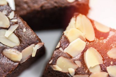 Plaka arka planda somun ile brownies kek dilim kapatın 