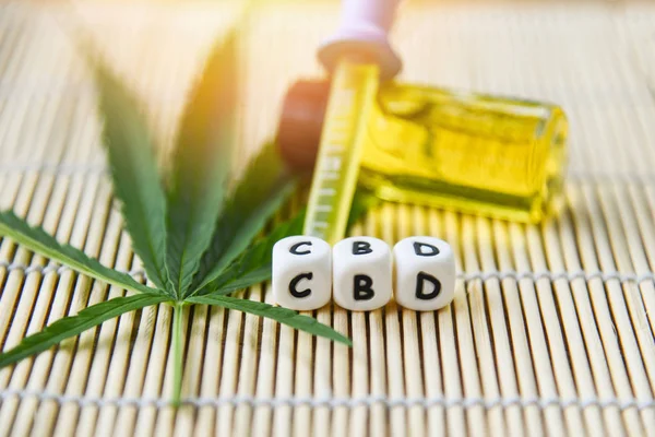 Cannabisöl auf Flaschenprodukten hölzernen Hintergrund - cbd oil extr — Stockfoto