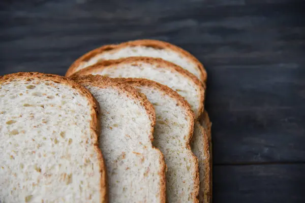 Szeletelt kenyér közelről felülnézetben-teljes kiőrlésű kenyér, fa — Stock Fotó