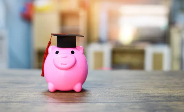 Onderwijsconcept en beurzen met Graduation Cap in roze p — Stockfoto