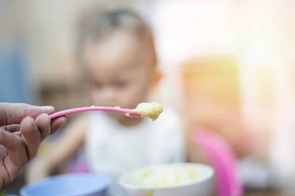 Mother feeding baby / Close up of spoon eating lunch food porrid — Stock Photo, Image
