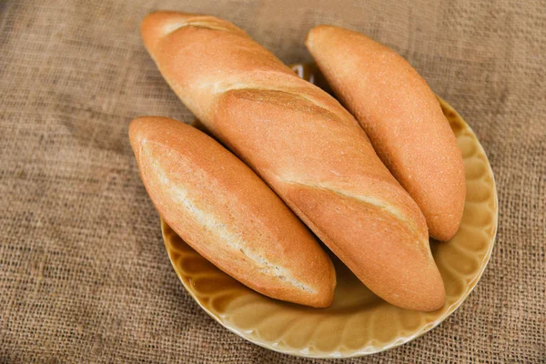 Surtido de pan y bollos / Pan panadería fresca varios tipos en —  Fotos de Stock