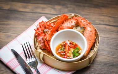 Alaska Kral Cra ile bambu vapurda pişirilen haşlanmış yengeç pençeleri