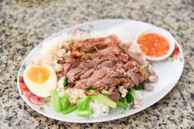 Haşlanmış bacak domuz eti ve Çin Lahanası tatlı sos sosu tarzı ch ile