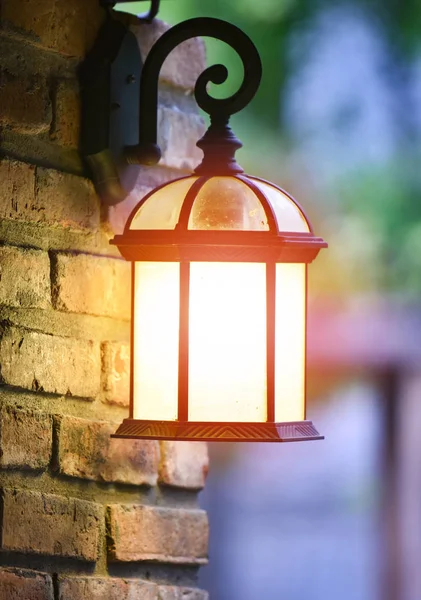 Vintage lanterna parede tijolo decorar casa e lâmpada jardim backgro — Fotografia de Stock
