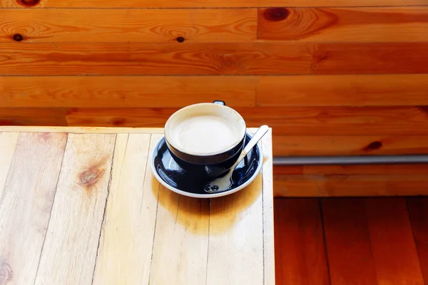Masa ahşap arka plan üzerinde kahve fincanı — Stok fotoğraf