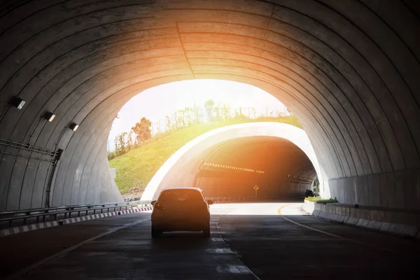 Autostrada strada tunnel traffico auto velocità su strada e luce intensa — Foto Stock
