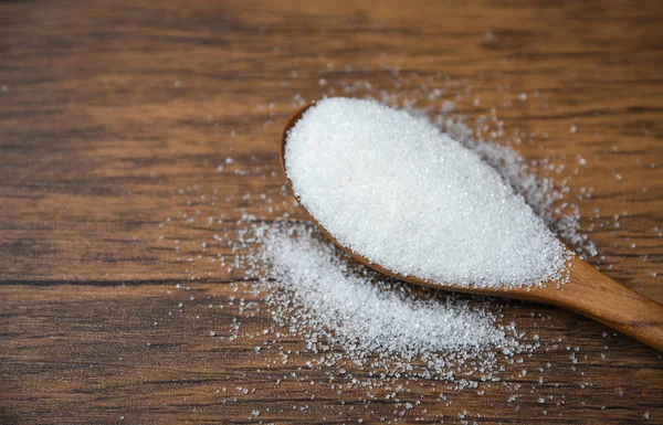Weißer Zucker auf Holzlöffel auf Holz Hintergrund — Stockfoto