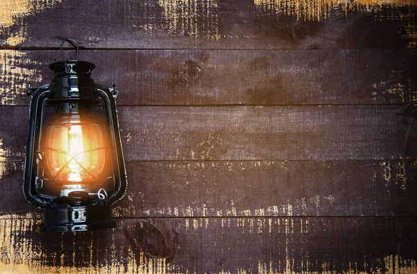 Λάμπα λαδιού τη νύχτα σε ένα ξύλινο τοίχο-παλιό φανάρι vintage κλασικό — Φωτογραφία Αρχείου