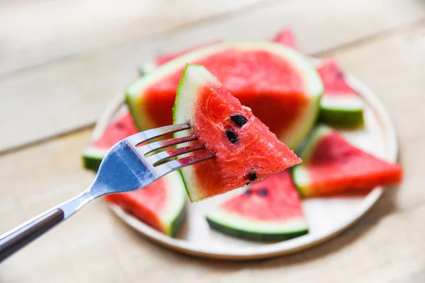 Frische Wassermelonenscheibe auf Holztablett Sommerfrüchte - Wassermelone — Stockfoto