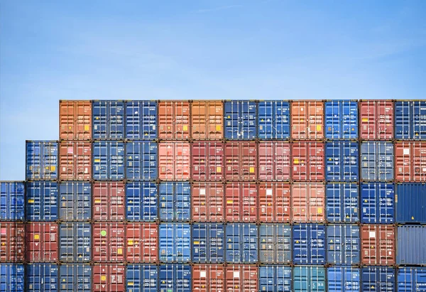 Navire porte-conteneurs dans les affaires d'exportation et d'importation et de la logistique en ha — Photo