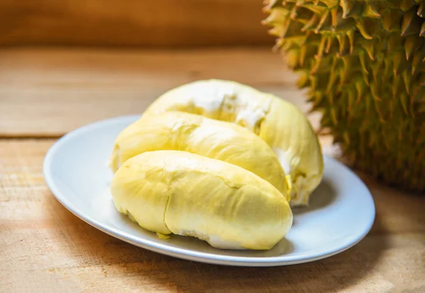 Świeże Durian skórki tropikalny owoc lato na białej płycie na drewnianej — Zdjęcie stockowe
