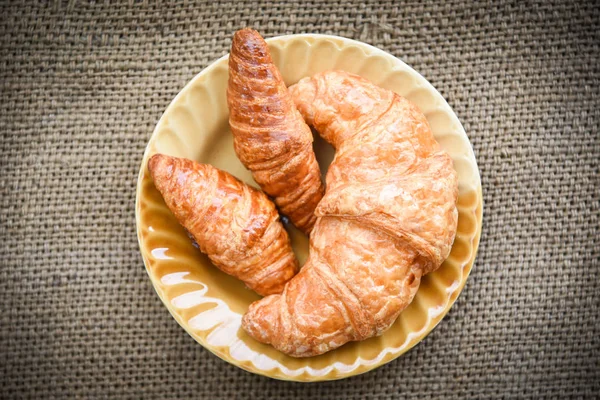 Croissants assados - Pão de padaria em saco na mesa caseiro br — Fotografia de Stock