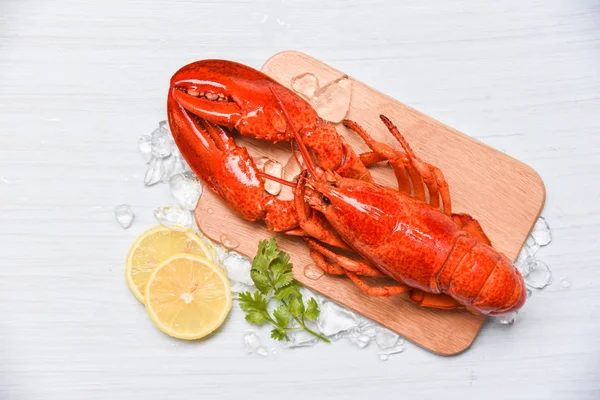 Lobster owoce morza z lodu na drewnianej deski do krojenia i Coria cytrynowa — Zdjęcie stockowe