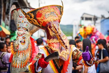 Phi Ta Khon festivali Hayalet maskesi ve renkli kostüm Fun Traditi