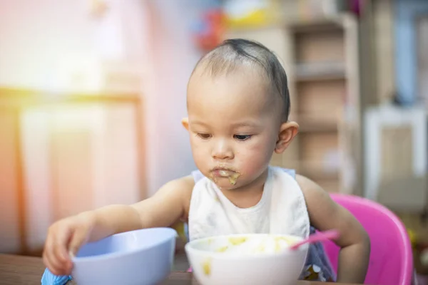Criança come-se comida saudável - bebê asiático comer almoço comida po — Fotografia de Stock
