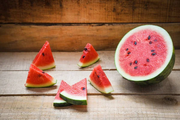 Watermelon slice summer fruit - Fresh red watermelon on on wood b — Stok Foto