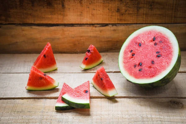 Melancia fruta de verão fatia - Melancia vermelha fresca em madeira b — Fotografia de Stock