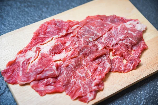Rebanada de carne de res en tabla de cortar de madera para cocinar o Sukiyaki S —  Fotos de Stock