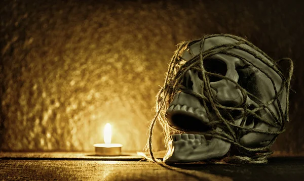 Crânio ainda vida / Crânio humano com corda em torno decorado em Hal — Fotografia de Stock