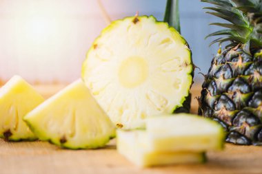 ahşap masada ananas dilim - Taze ananas yaz meyve  