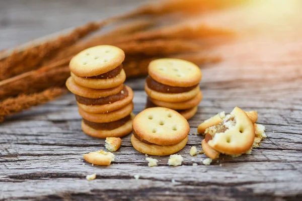 Hembakade kakor med sylt ananas-kex kakor på trä — Stockfoto