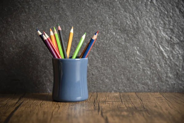 Educación y vuelta a la escuela concepto con lápices de colores en un — Foto de Stock