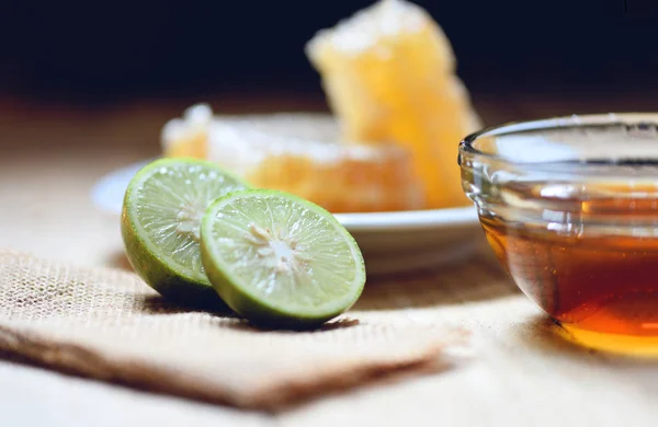 Honey and lemon lime - Close up of yellow sweet honeycomb on woo — Stock Photo, Image