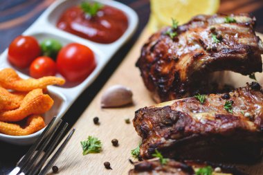 Barbekü domuz kaburga Domates ketçap ve otlar baharat ser ile ızgara