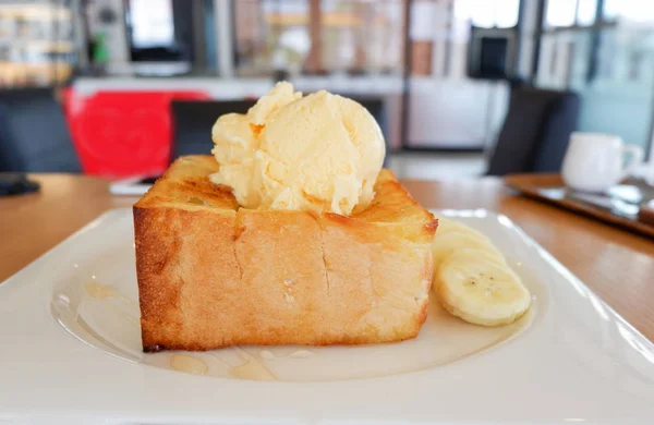 Sobremesa mel de pão santos sorvete de baunilha com proibição de chantilly — Fotografia de Stock