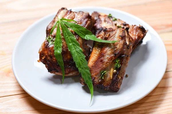 Comida de cannabis con costillas de cerdo barbacoa a la parrilla con hierbas especias sirven — Foto de Stock