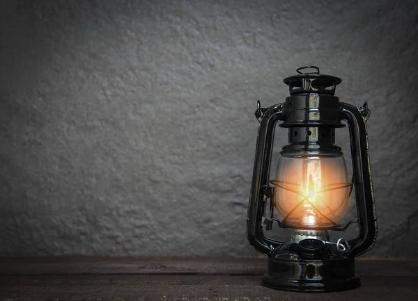 Lámpara de aceite en la noche sobre un fondo oscuro - vieja linterna vintage cla — Foto de Stock