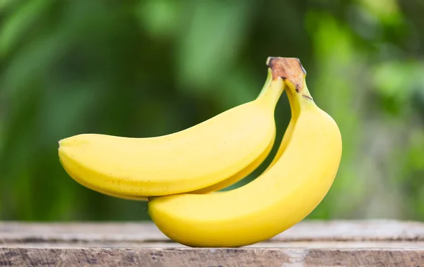 Maturo di estate di frutto di banana su giardino di legno e natura — Foto Stock