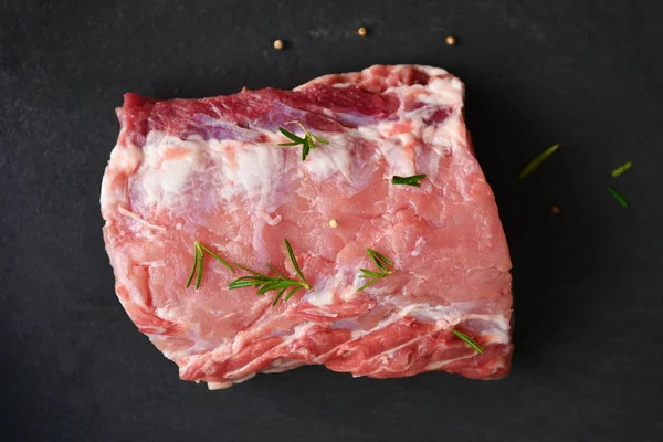 Carne de cerdo cruda / Filete fresco listo para asar con especias de romero —  Fotos de Stock