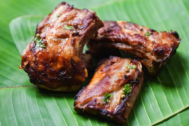 muz yaprağı nda servis edilen otlar baharatile ızgara bbq domuz kaburga - 