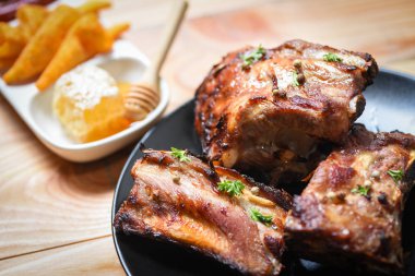 bbq domuz kaburga bal tatlı sos ve otlar baharat lar ile ızgara s