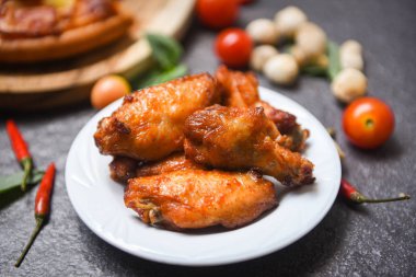 Fırında tavuk kanat barbekü ızgara tabakta - sıcak ve baharatlı tavuk bir