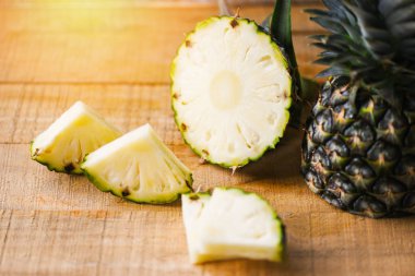 ahşap masada ananas dilim - Taze ananas yaz meyve 