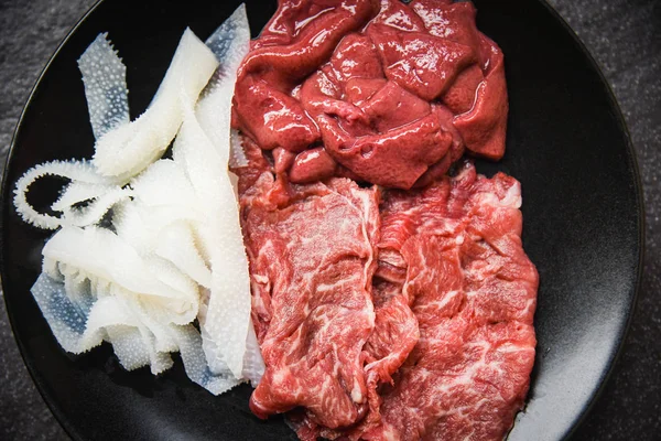 Conjunto de rebanada de carne de res e hígado sobre fondo negro plato oscuro —  Fotos de Stock