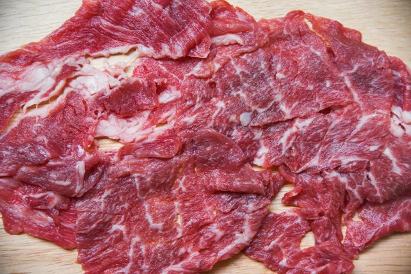 Rebanada de carne de res en tabla de cortar de madera para cocinar o Sukiyaki S —  Fotos de Stock