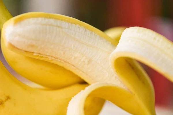 Scorza di banana / Primo piano di frutta fresca matura sbucciata — Foto Stock