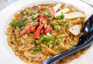 Tabakta kavrulmuş kırmızı domuz eti ile Noodle Kızarmış soya sosu / Malezya