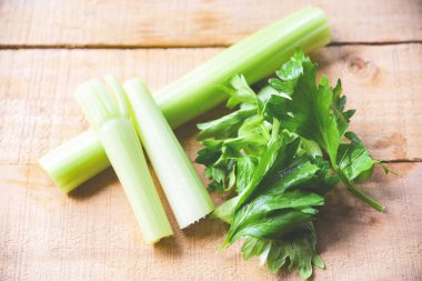 Kereviz çubukları ve yaprak taze sebze - Kereviz sapı demet o