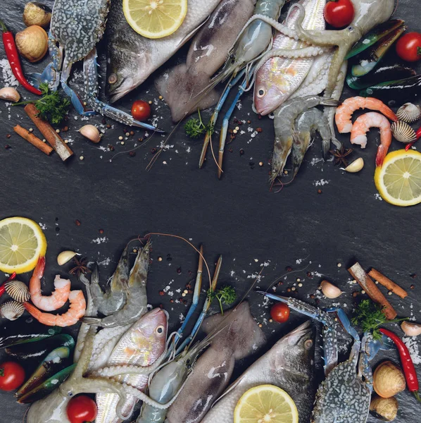 Misture frutos do mar Frutos do mar crus frescos com ervas e especiarias limão em dar — Fotografia de Stock