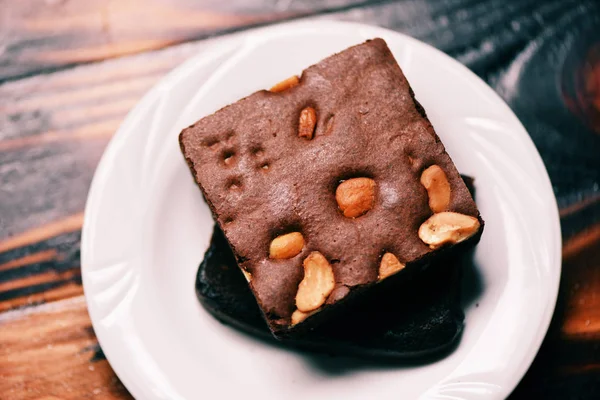 Bolo de brownies na mesa / fatia de bolo de chocolate com noz em th — Fotografia de Stock