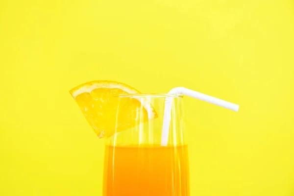 Jus d'orange verre d'été avec morceau de fruits orange avec jaune — Photo
